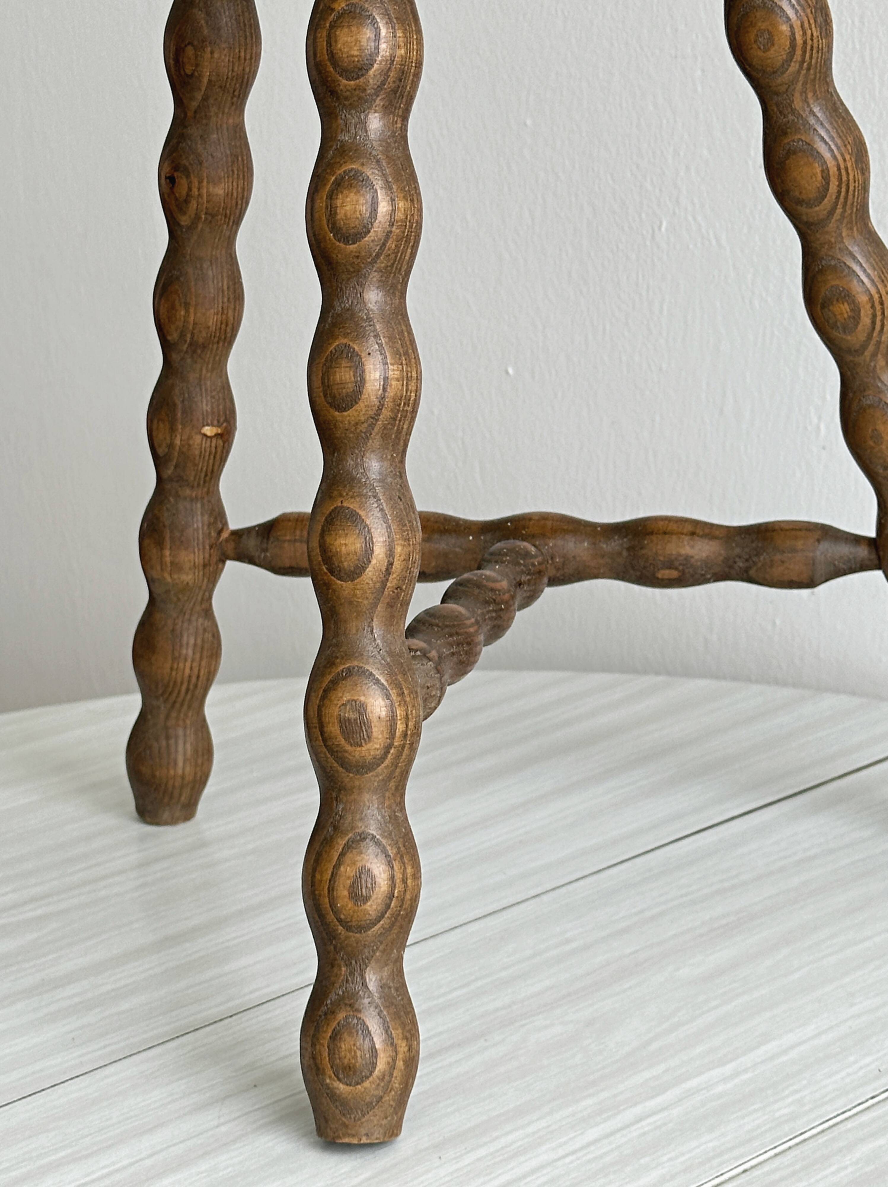 Tabouret tripode ancien en bois torsadé