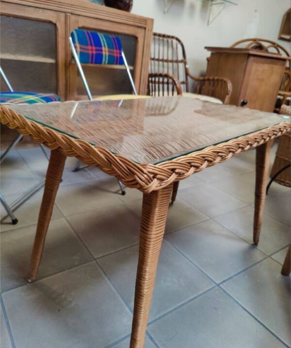 Table basse vintage, en rotin avec plateau en verre