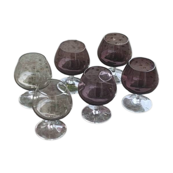 6 verres a cognac, en verre colore, 4 violet et deux beige vintage