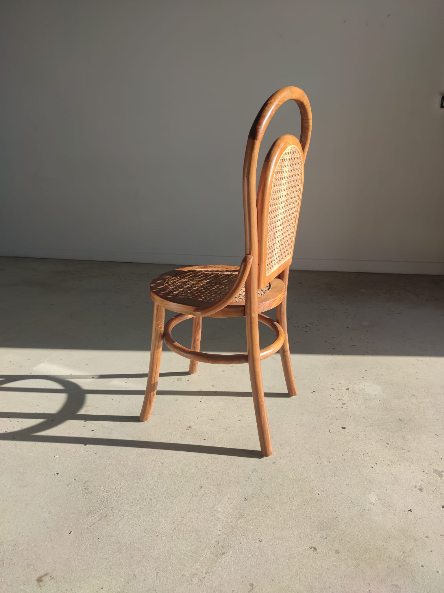 Chaise cannée en bois naturel