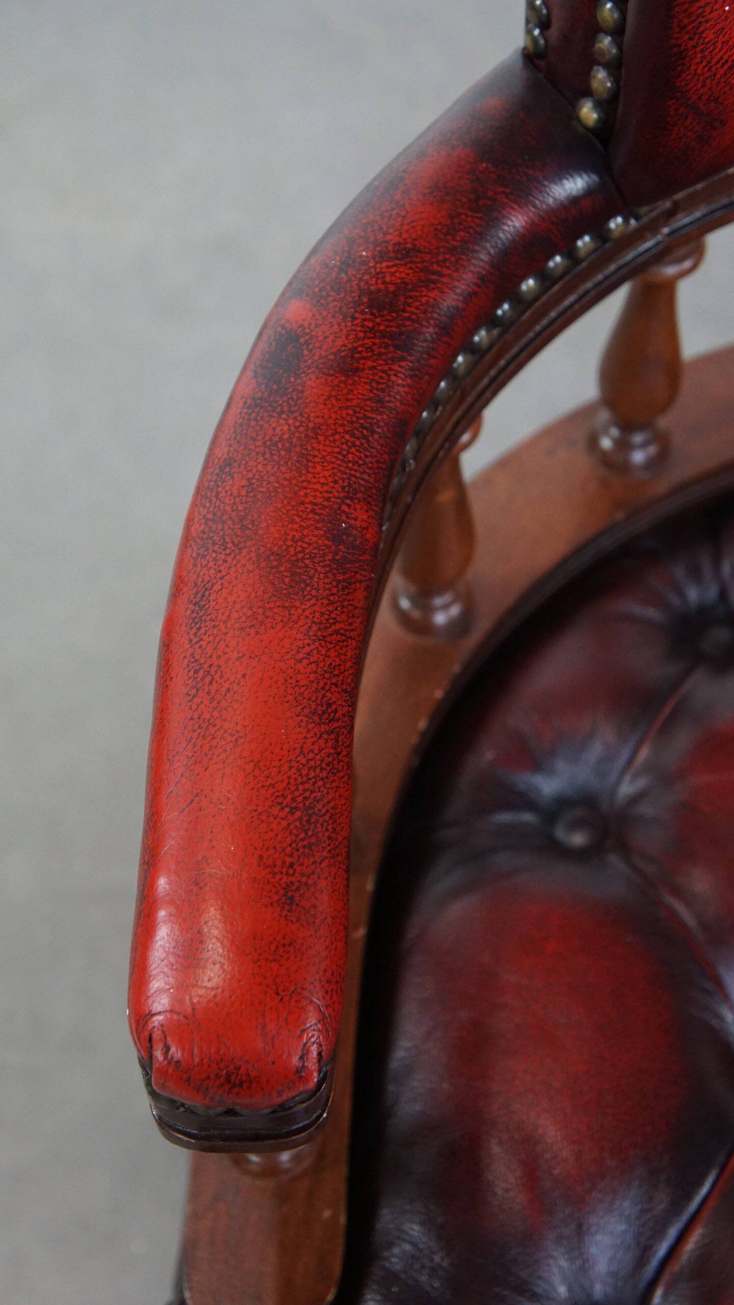 Fauteuil de bureau Chesterfield pivotant classique rouge en cuir de vachette sur roulettes