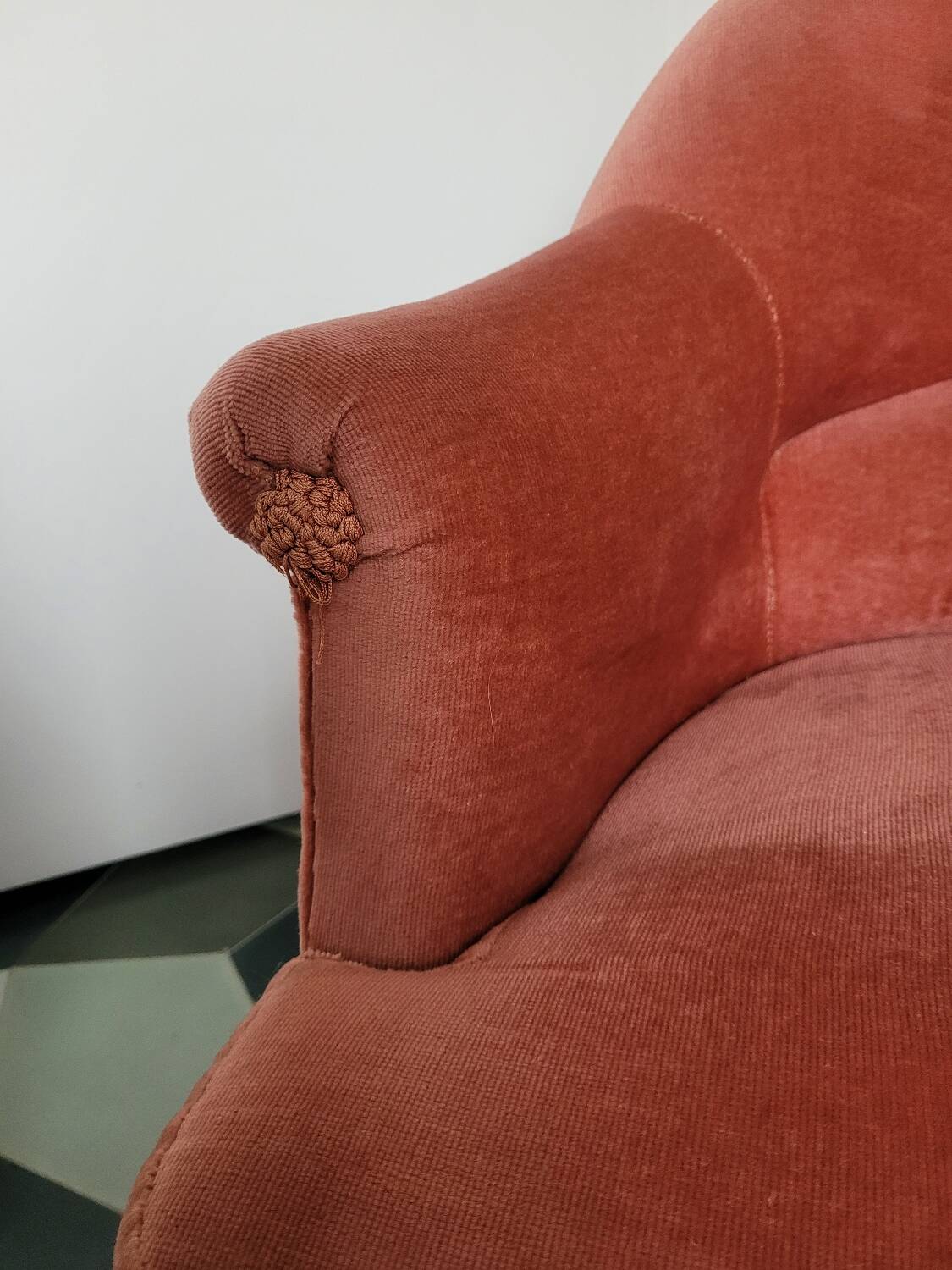 Pink velvet toad armchair with footrest