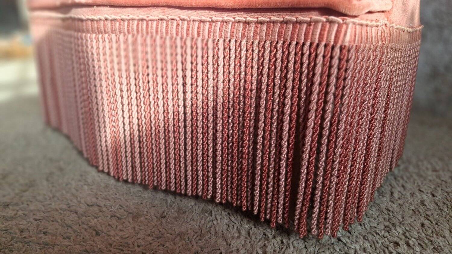 Set of crapaud armchair and 2 Napoleon III pink velvet poufs from the 19th century.