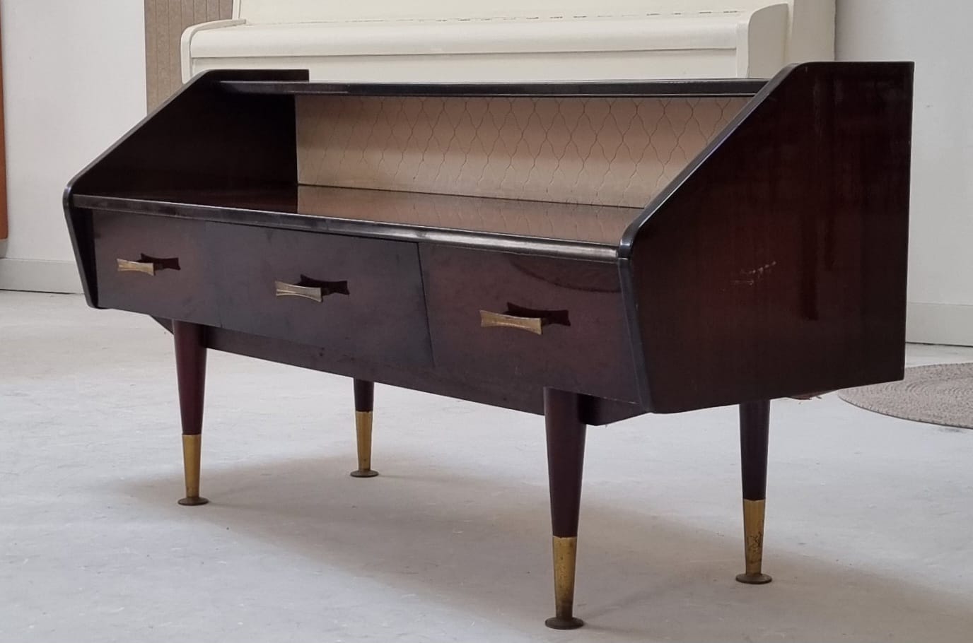 Buffet bas du milieu du siècle