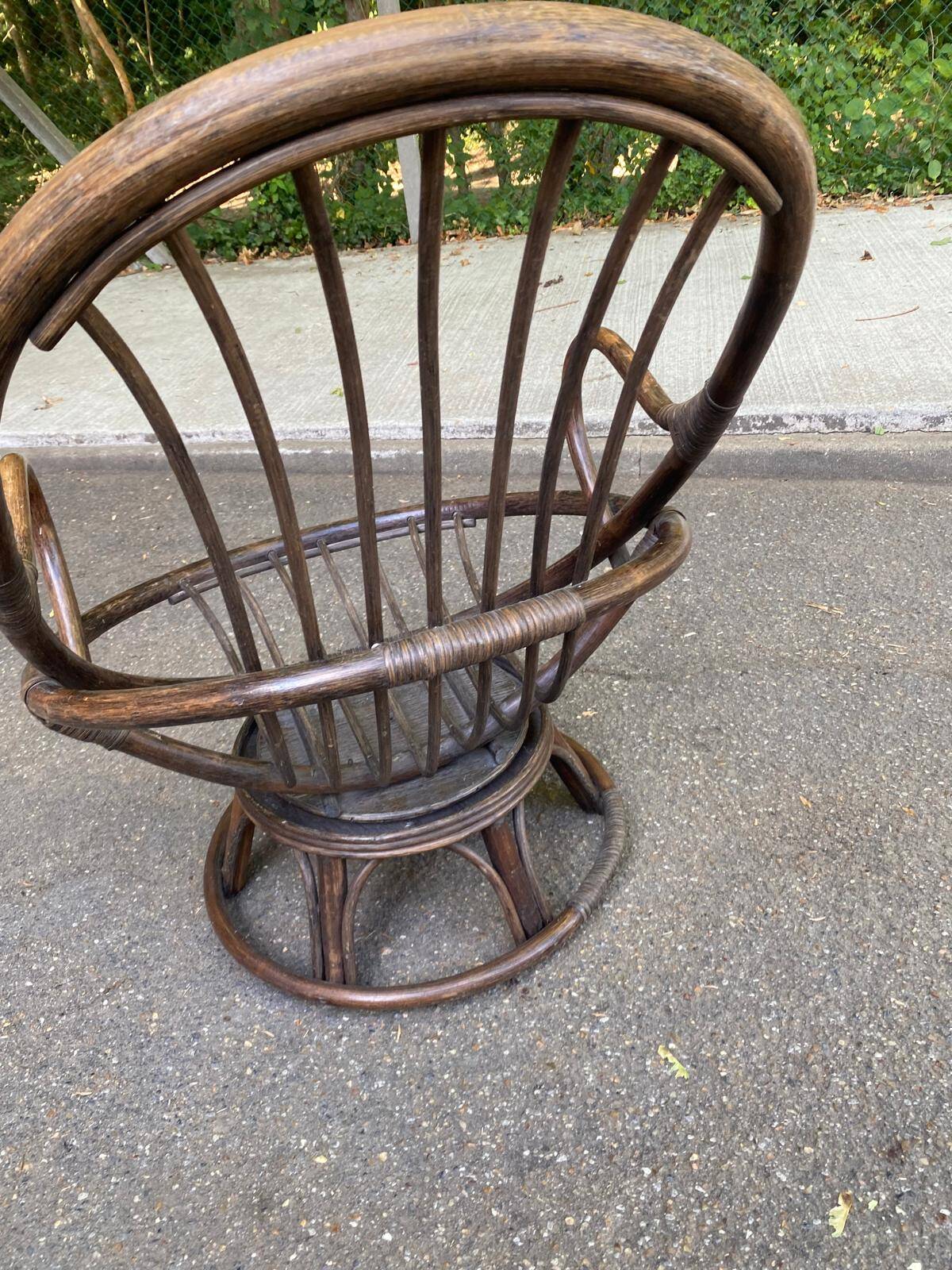 Fauteuil pivotant en rotin et coussin velours marron années 70