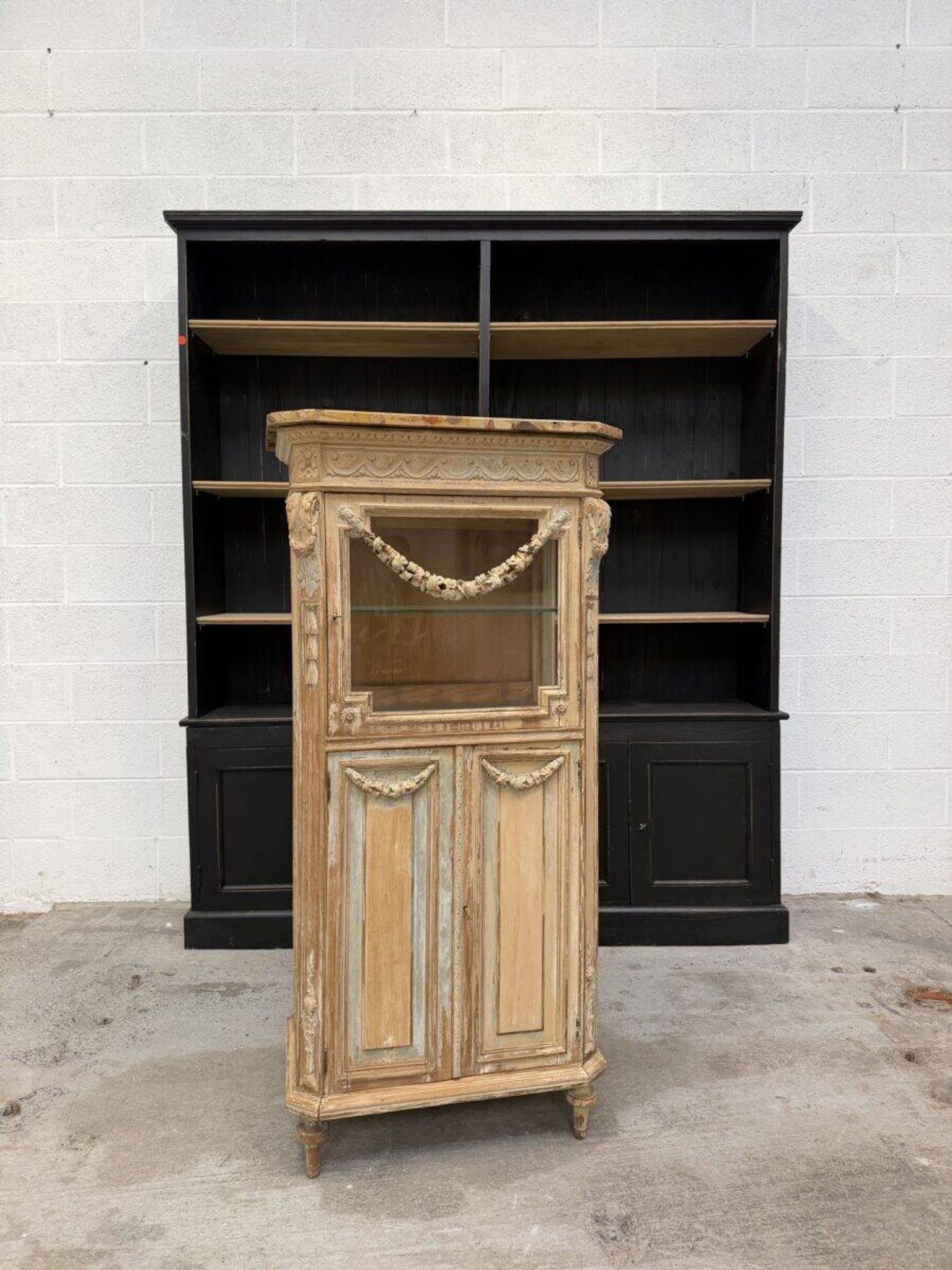 Louis XVI display cabinet from the early 20th century.