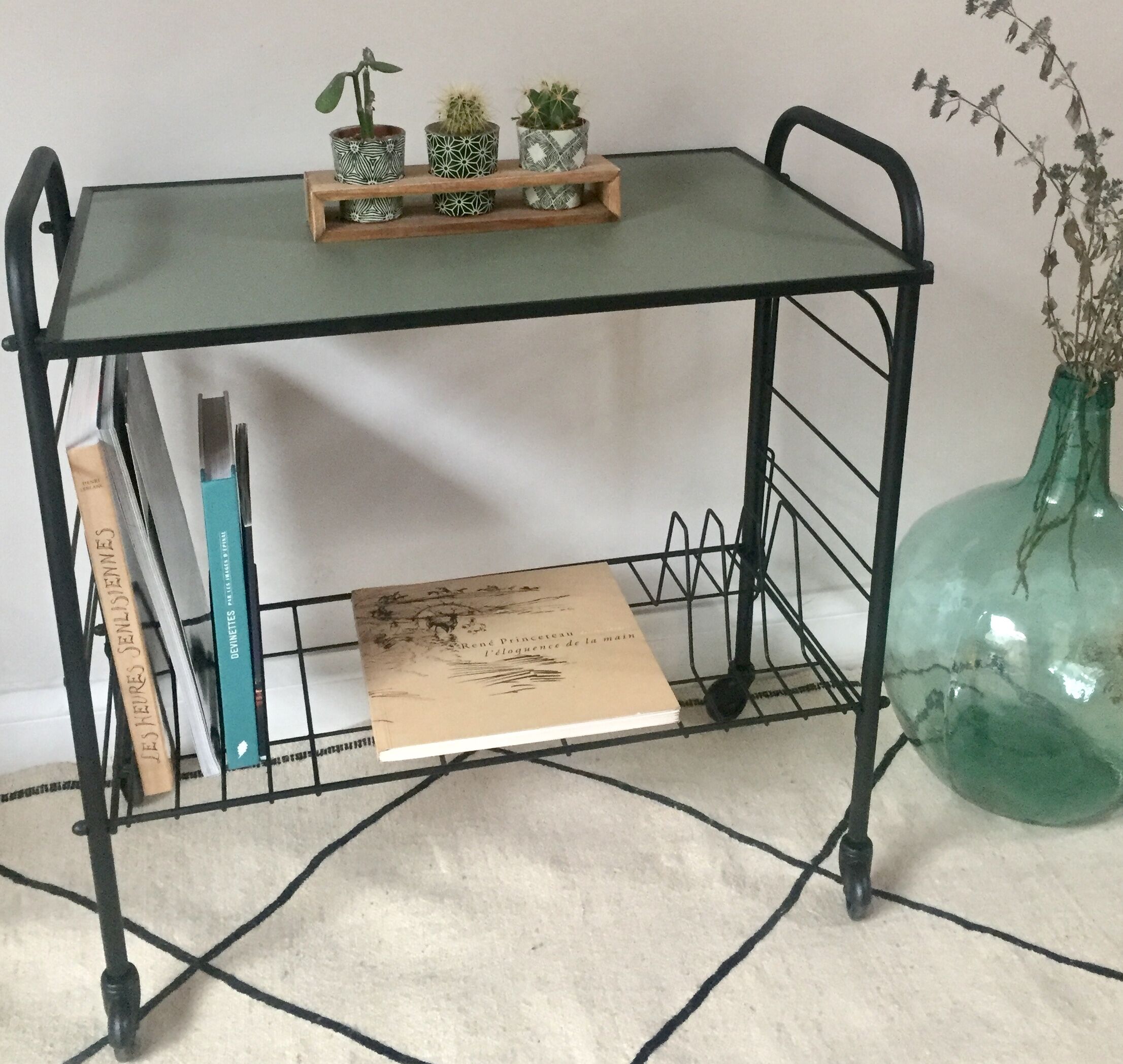 Vinyl holder table