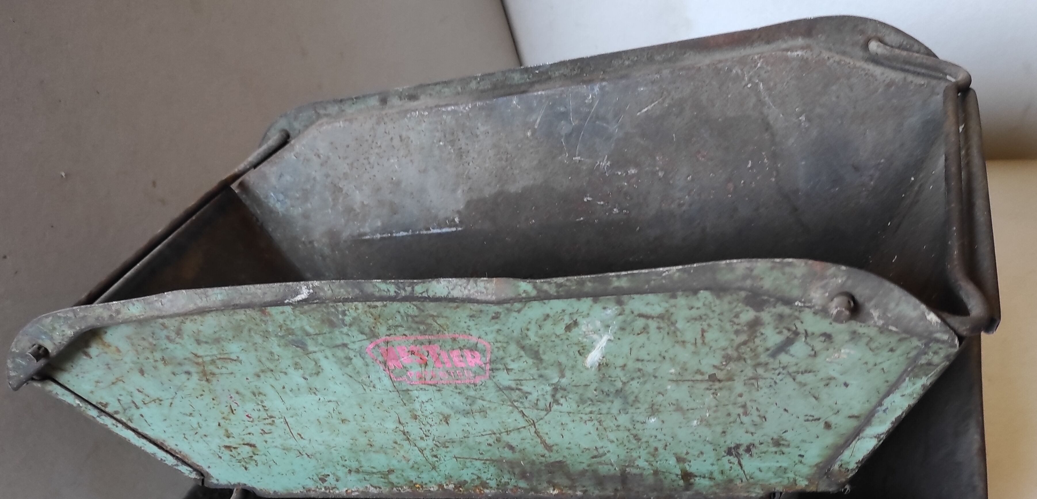 Old metal box of vintage industrial workshop Nestier