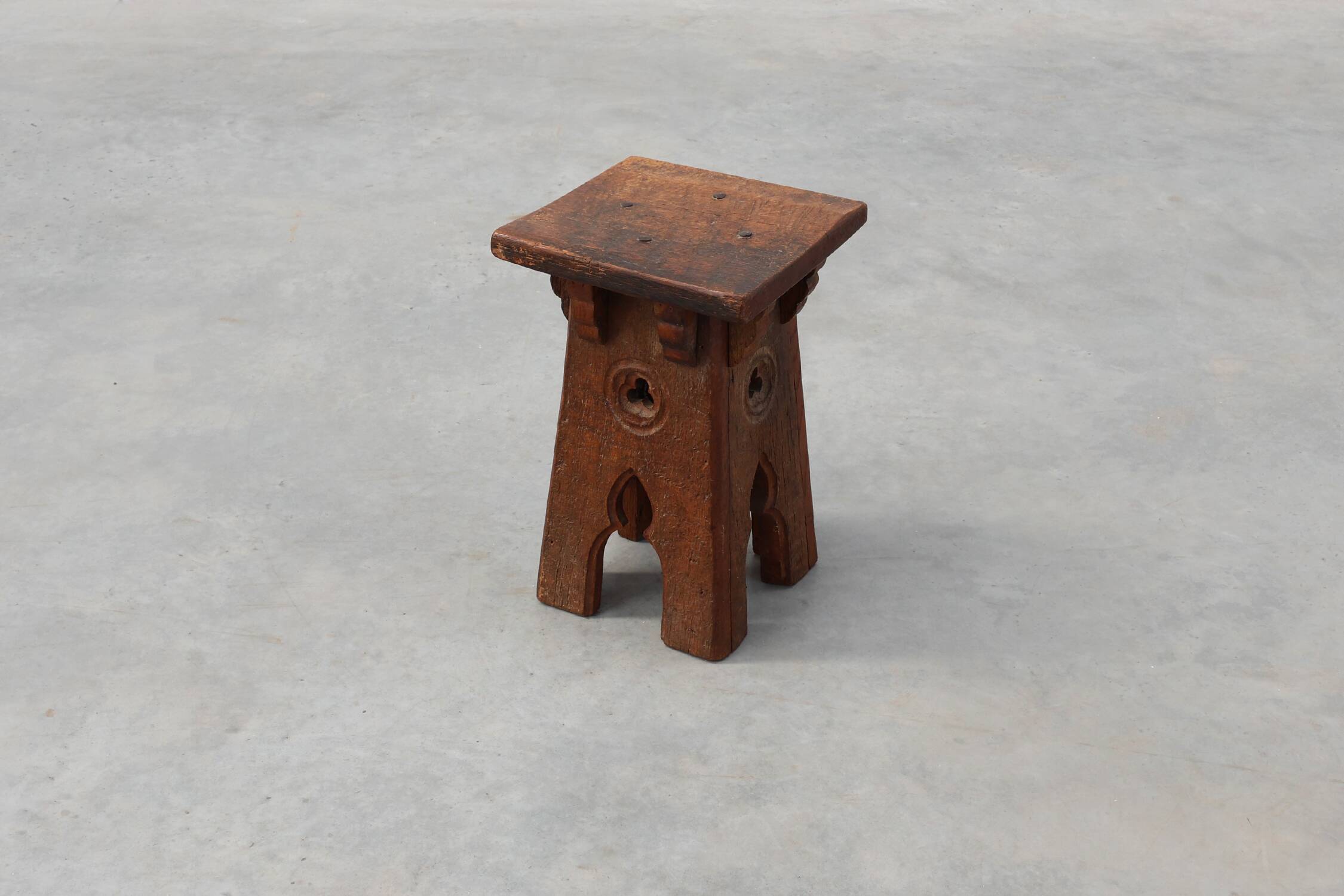 Tabouret bas en bois sculpté français du milieu du XIXe siècle de style gothique