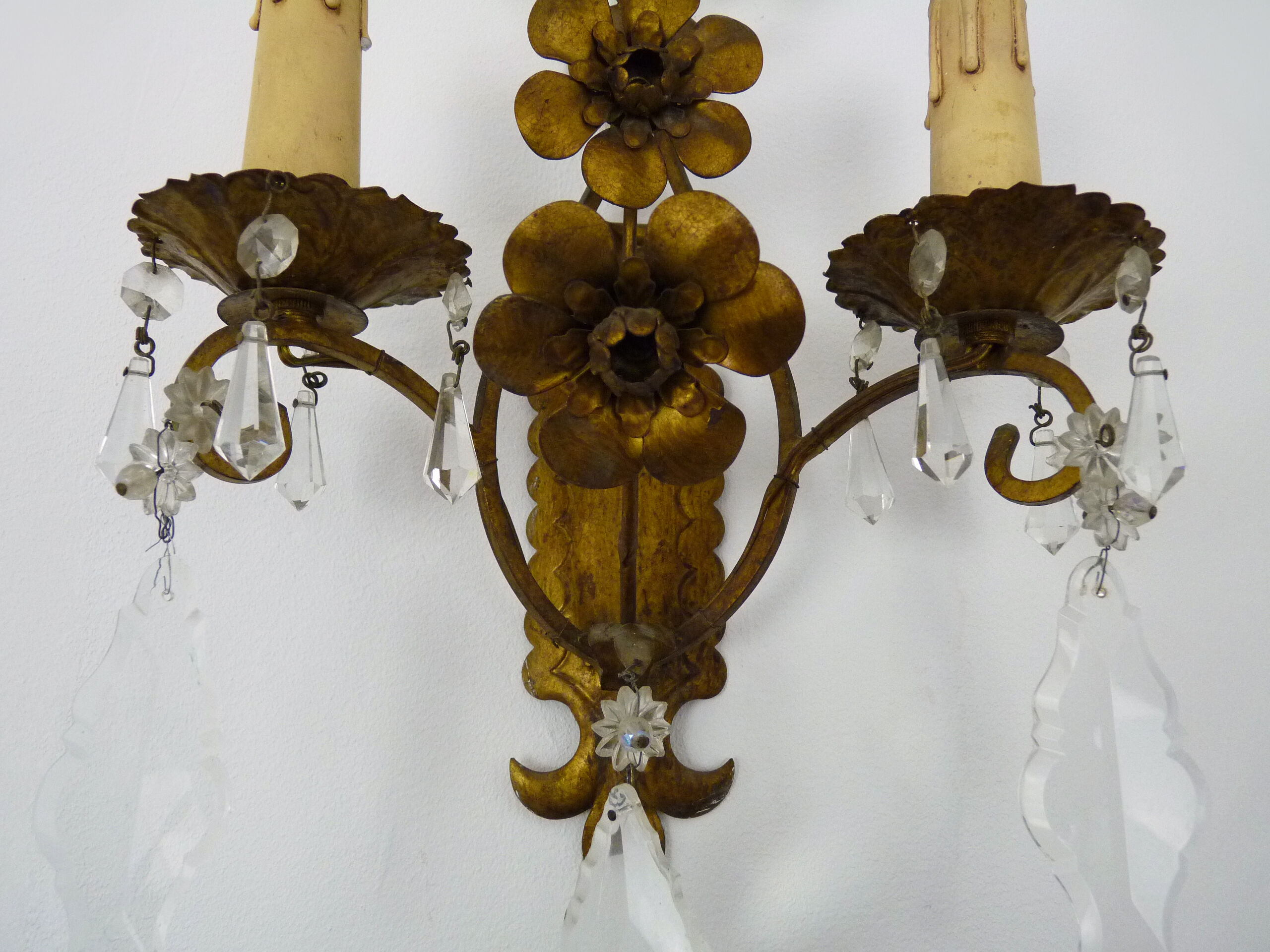 Pair of vintage Italian wall lamps in gilded metal, glass grapevines. Year 60