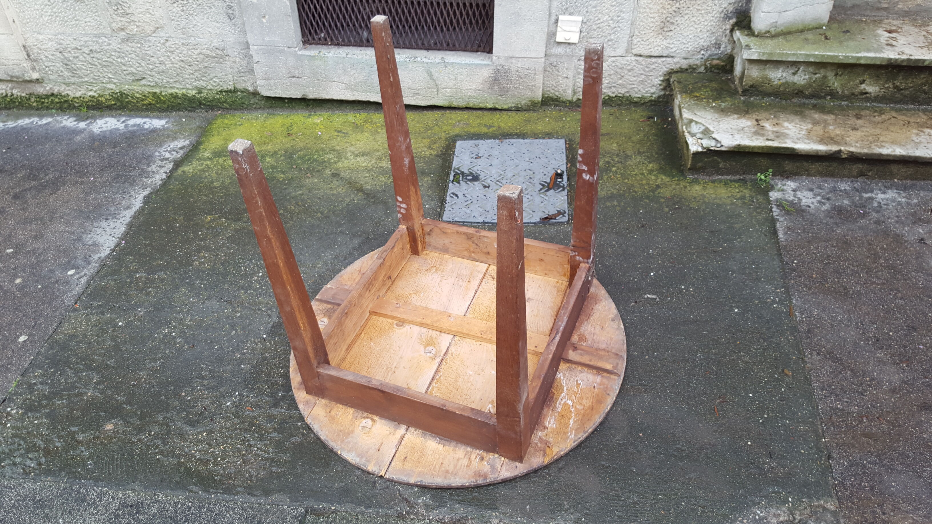 Round pine table spindle legs