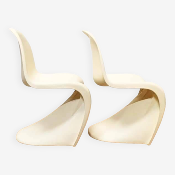 Pair of curved plastic chairs