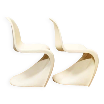 Pair of curved plastic chairs