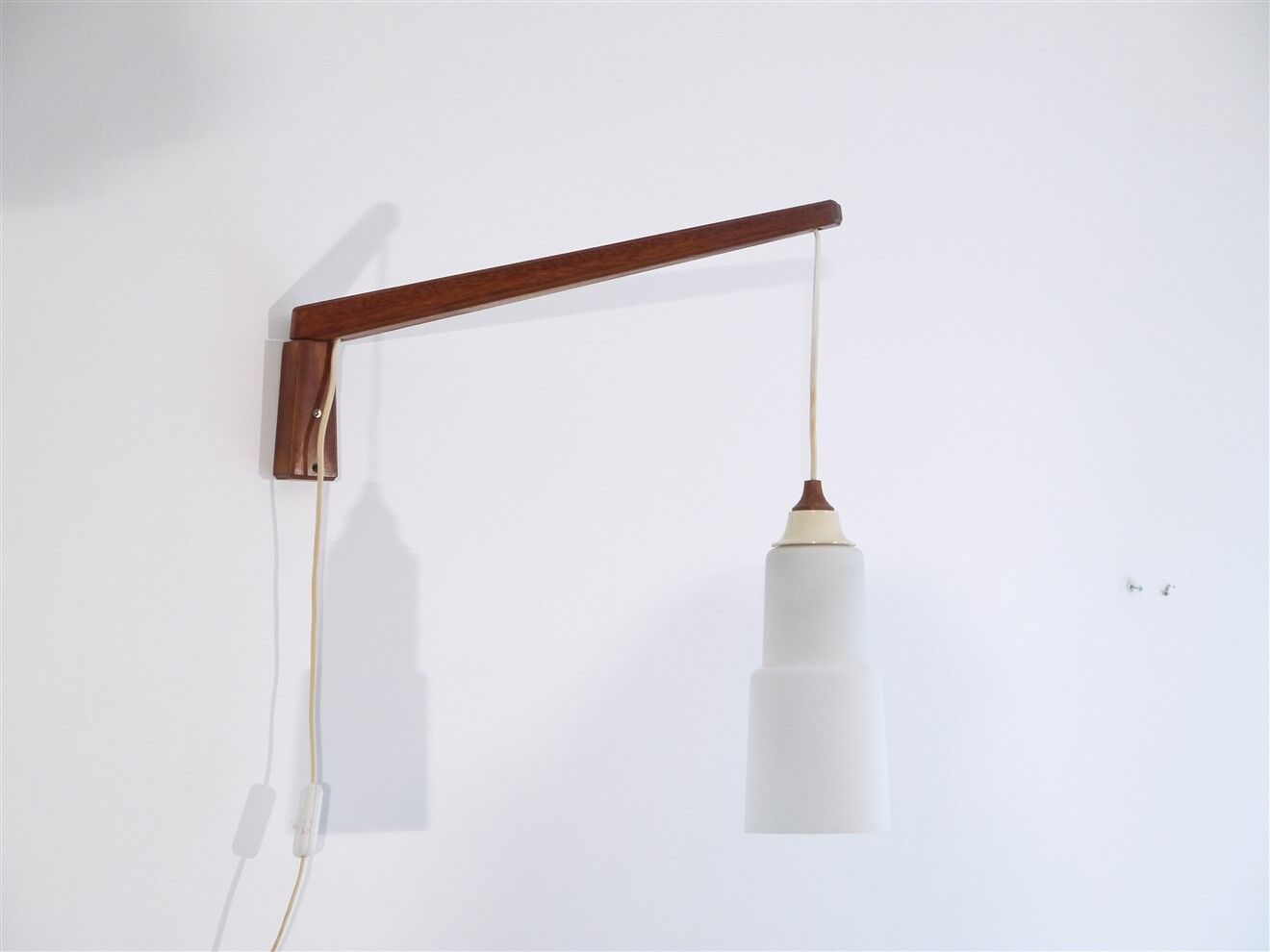 Scandinavian wall lamp "gallows" in wood and opaline 1960