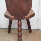 Chaise brutaliste bretonne tripode