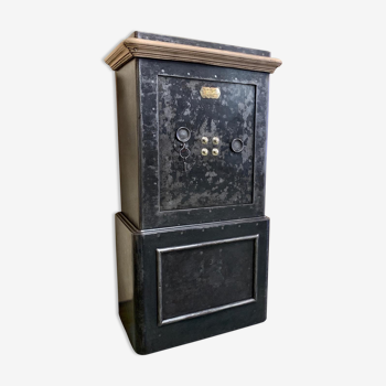 Old safe Félix Allard 1880