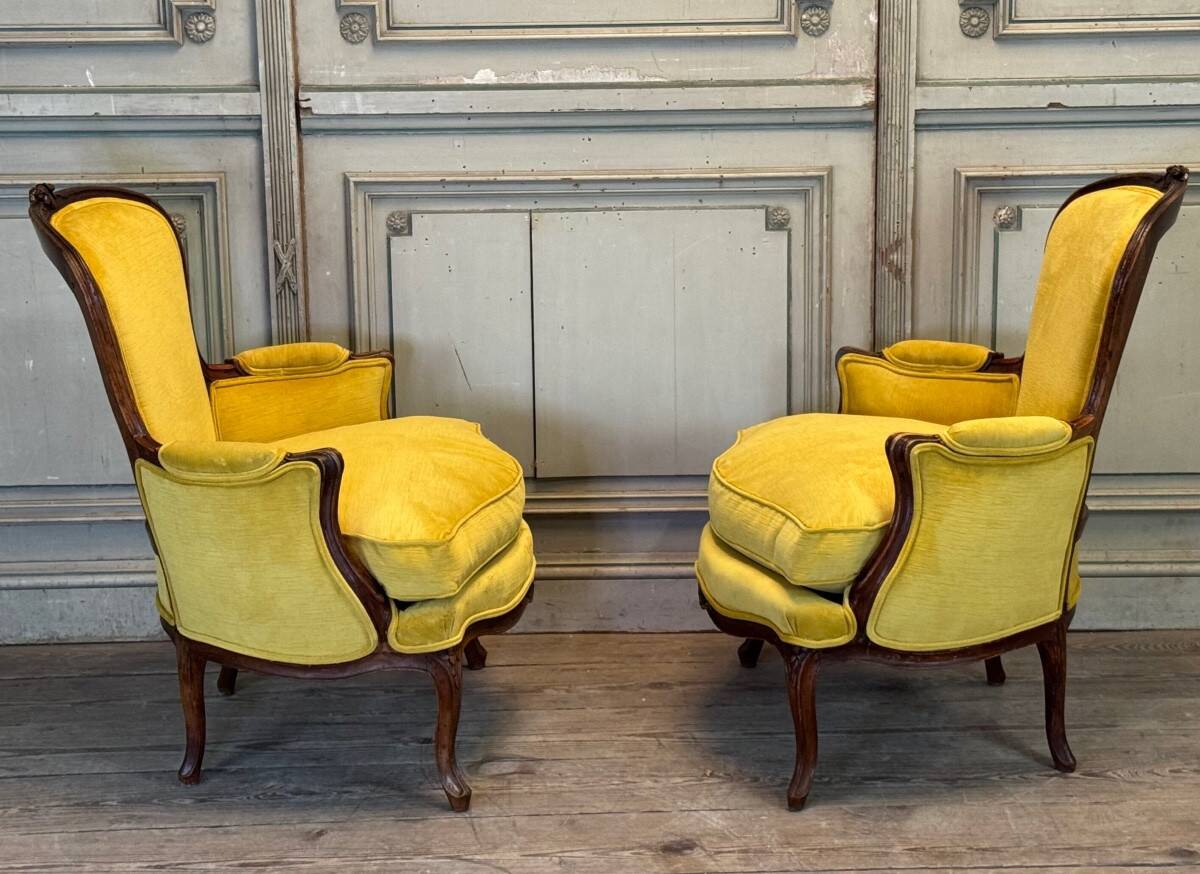 Pair of large Louis XV shepherdesses, stamped by François Foliot, master