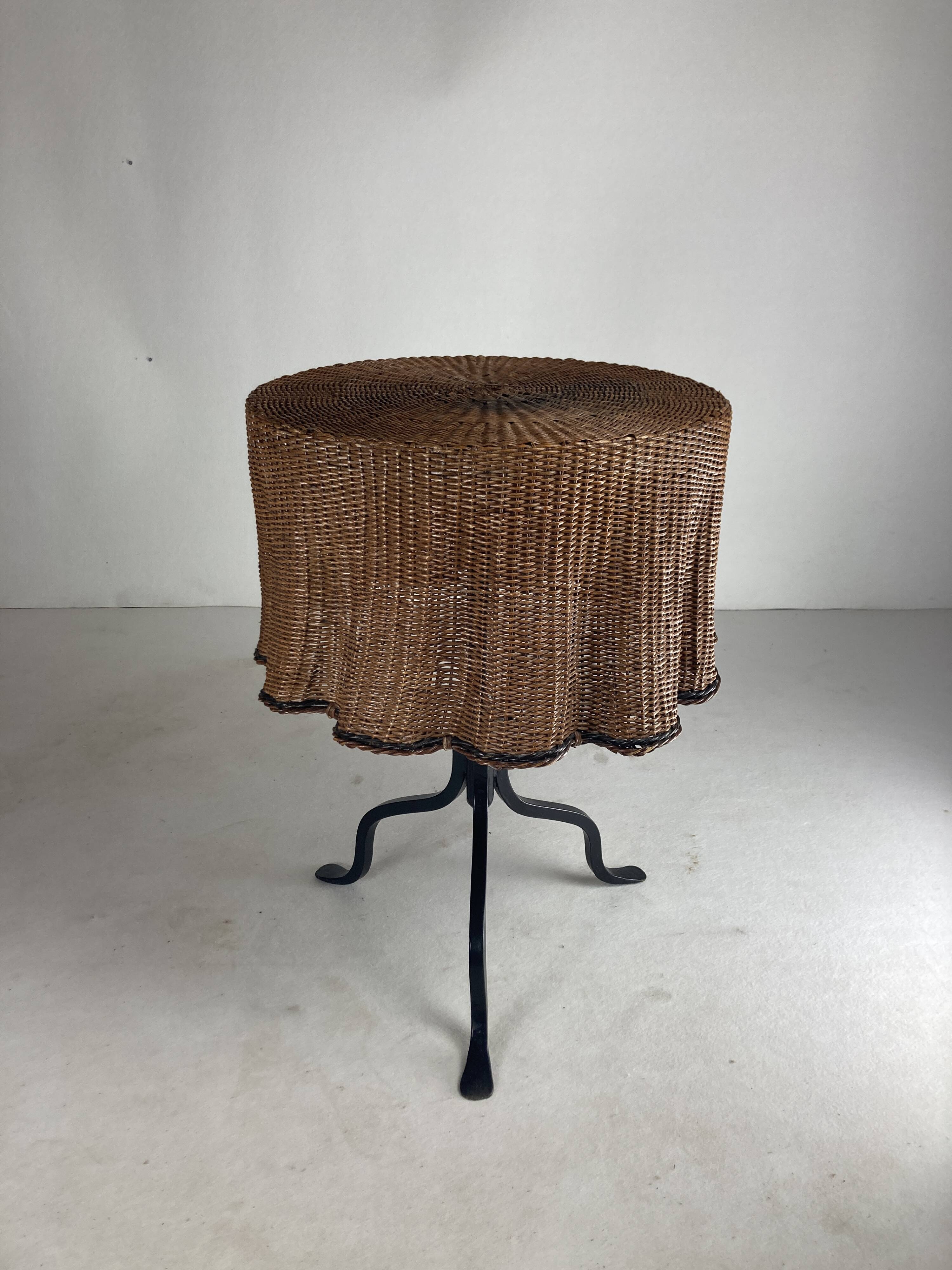Table d'appoint ondulée en trompe-l'oeil en osier et rotin, 1960