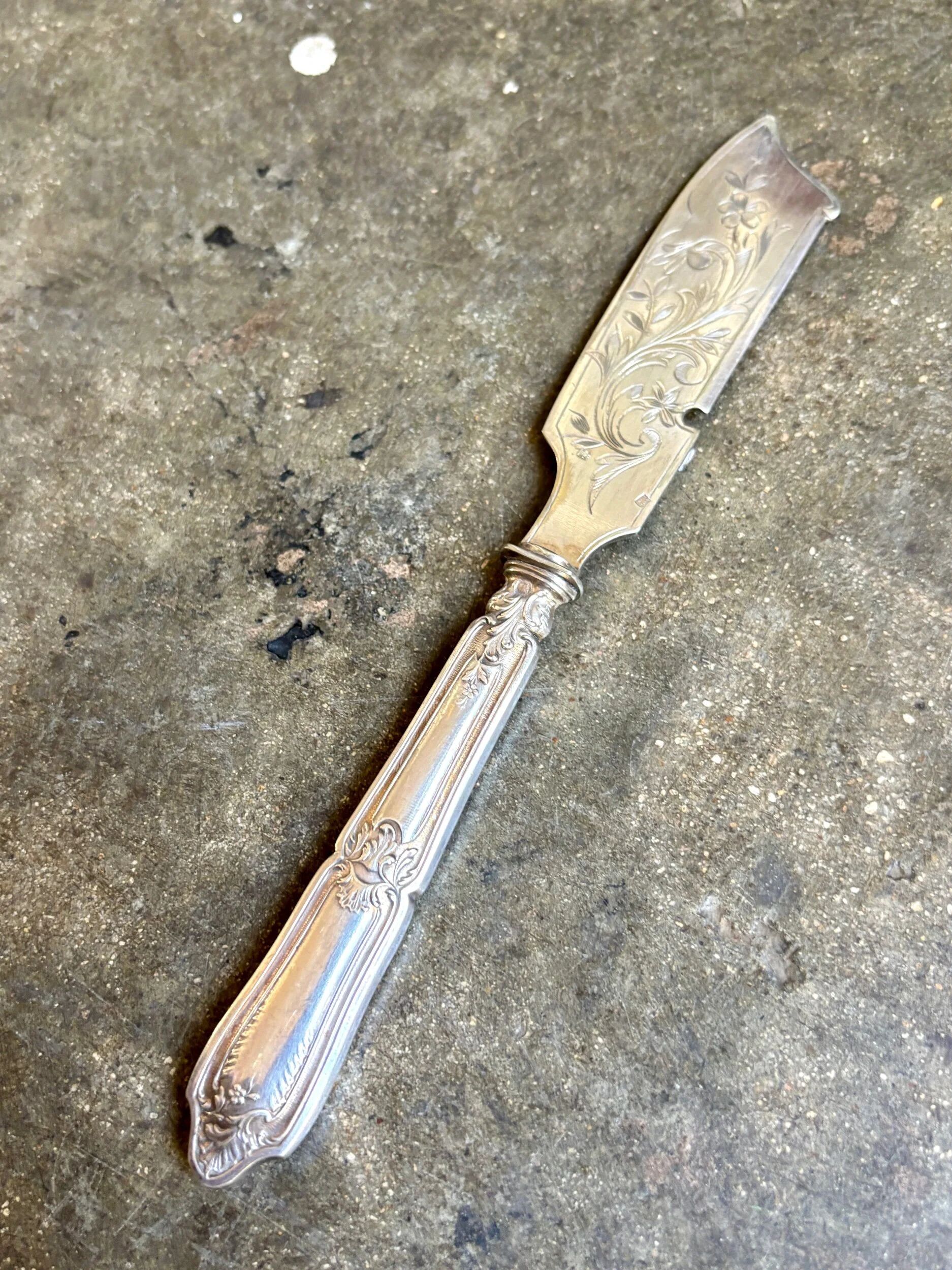 Couteau à mignardise, couvert de service en argent