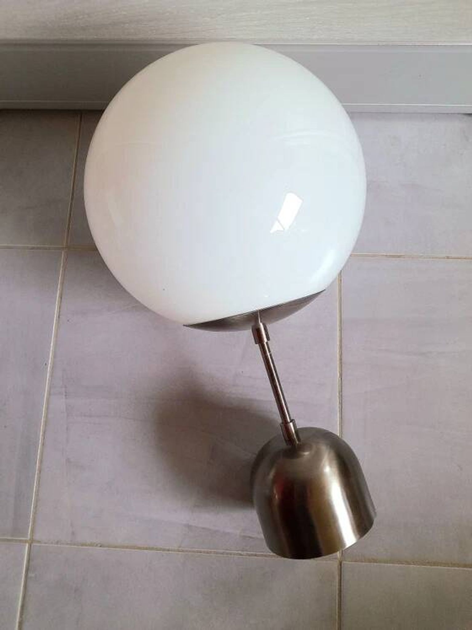 Plafonnier en opaline et métal chromé