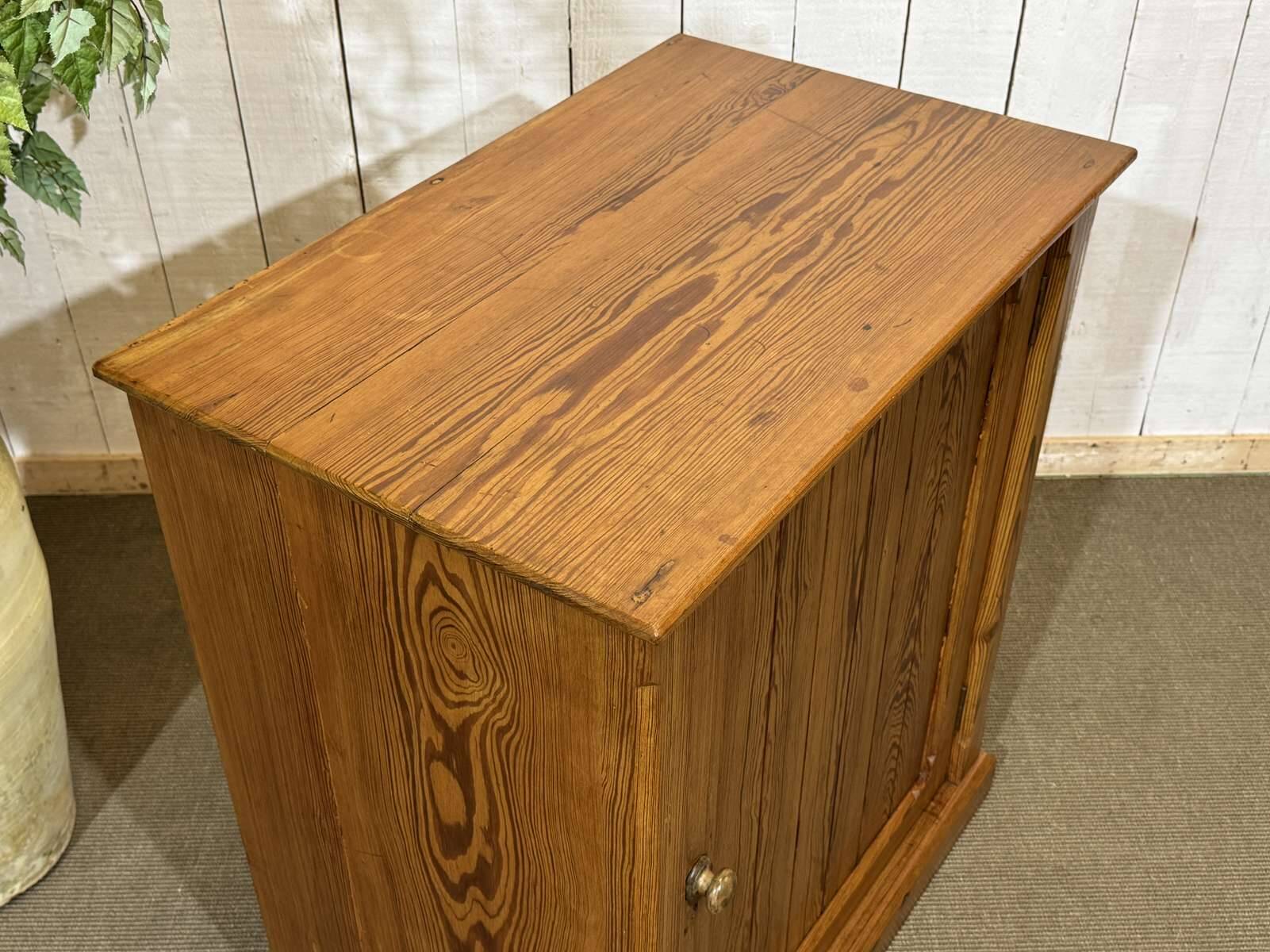 Buffet 1 door English early 20th century in pitch pine.