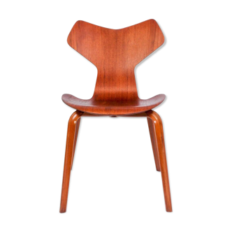 Arne Jacobsen chair model 3130 by Fritz Hansen