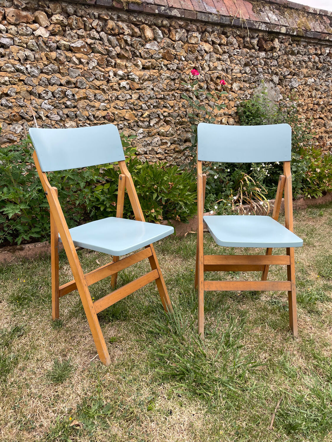 2 folding chairs in vintage beech 1950