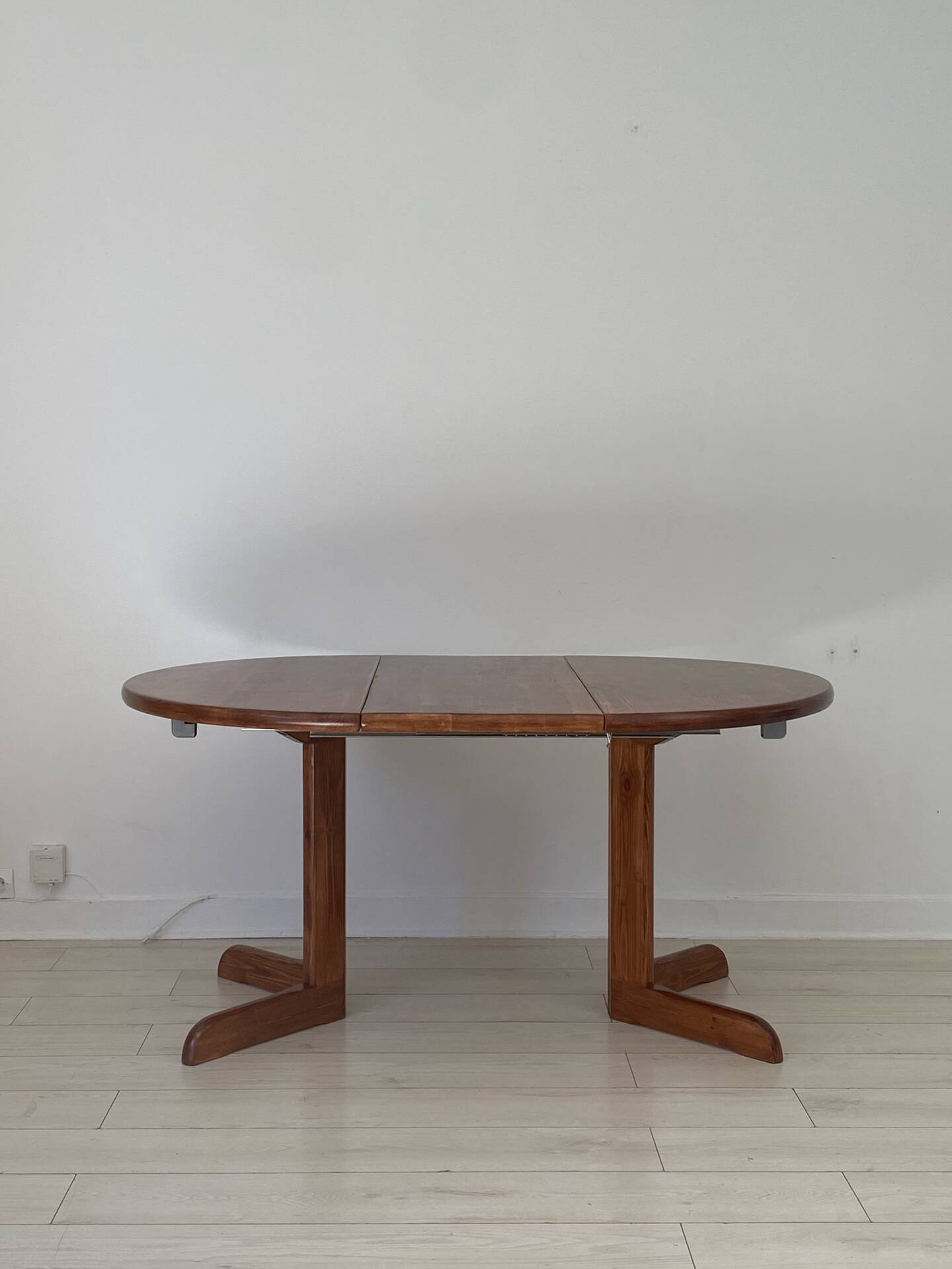 Extendable table for 4/6 people in pine.
