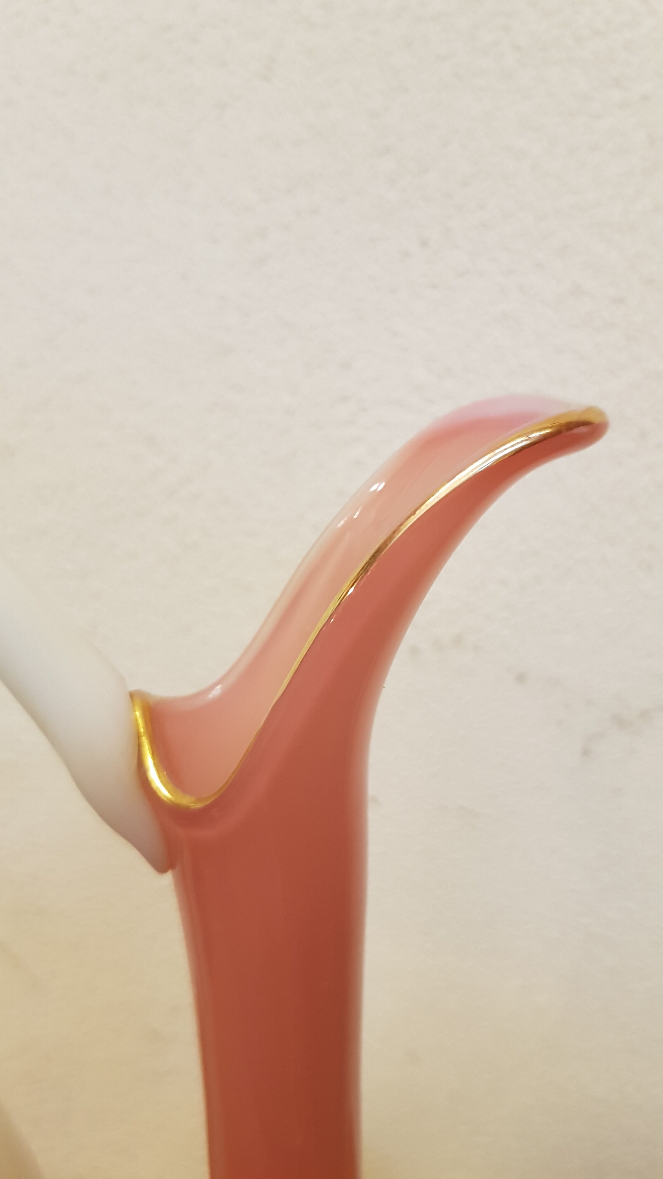 Aiguiere white and pink blown glass
