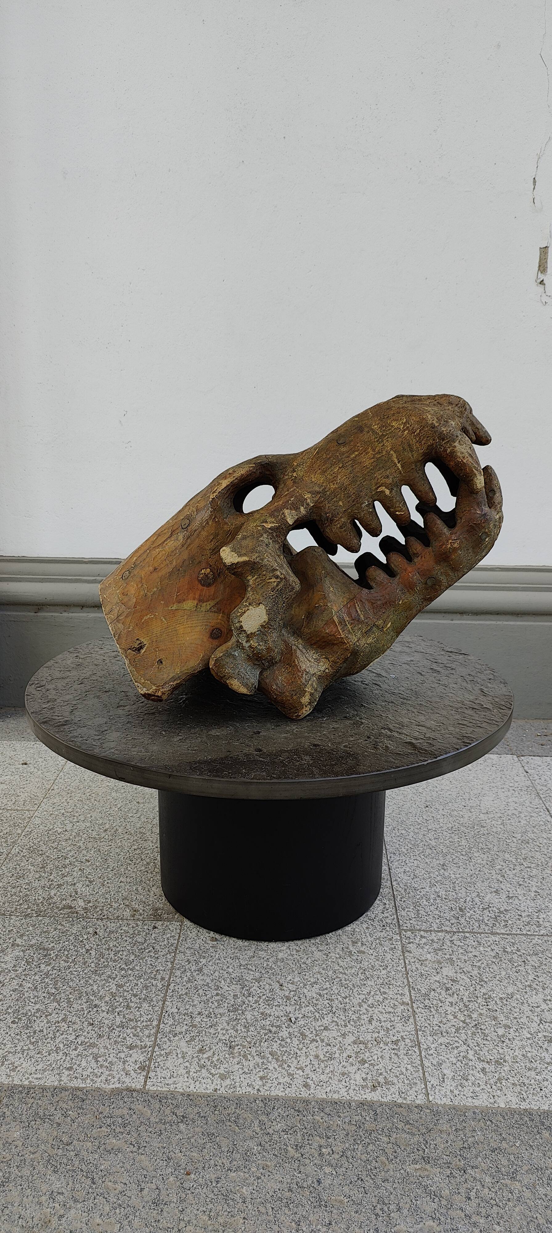 table basse ronde avec plateau en ardoise noire par draenert studios