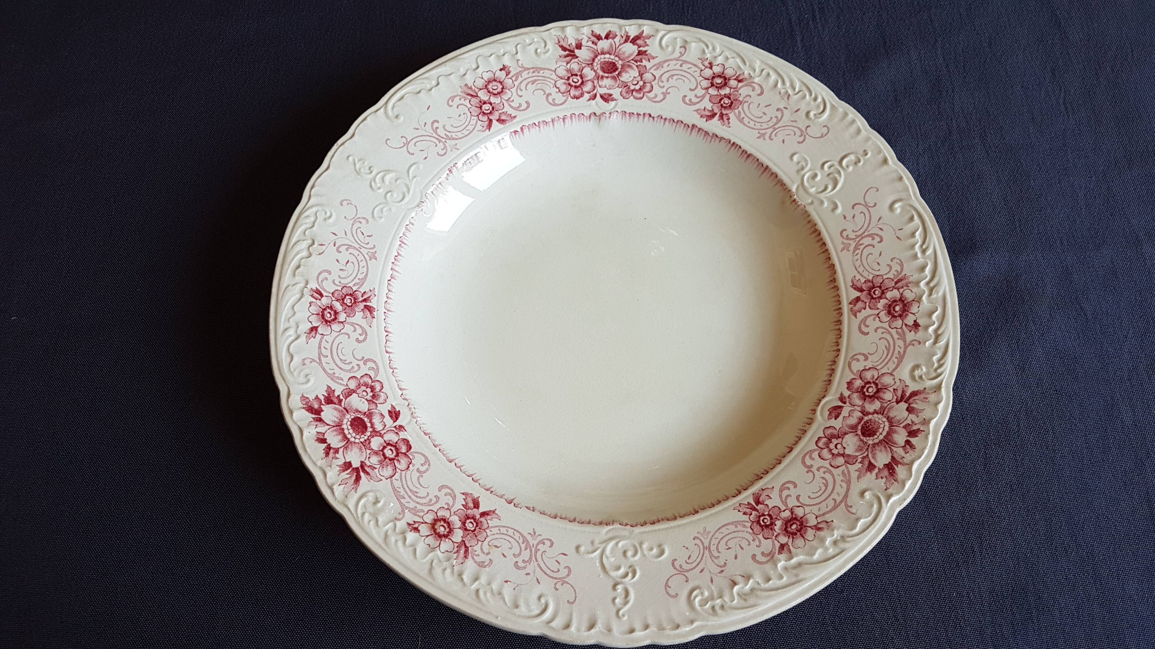 Sarreguemines earthenware plate decorated with flowers