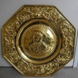 Plat offrandes laiton repoussé françois ier