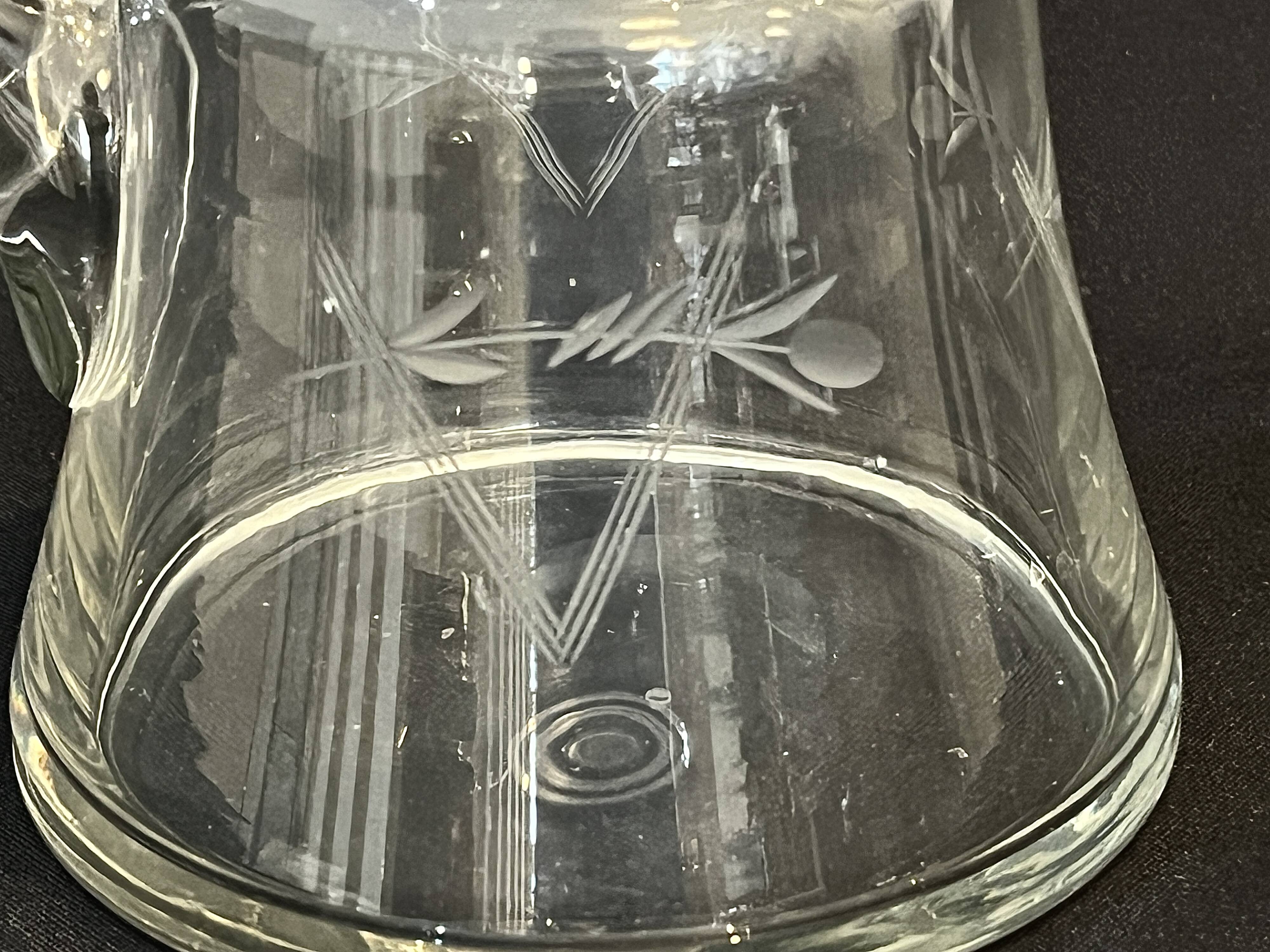 Ancienne carafe  pichet en verre soufflé  décor de feuilles ciselées 1940