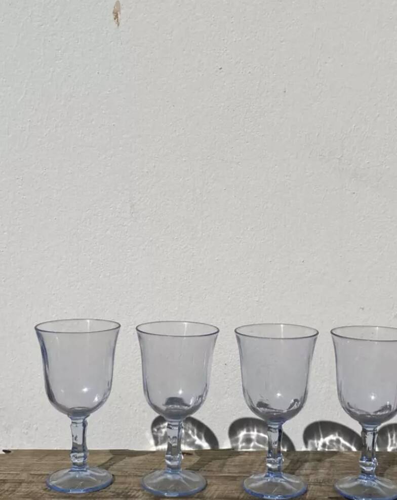 4 verres à pied bleutés