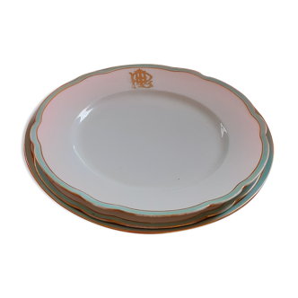 3 assiettes en  porcelaine avec monogrammes