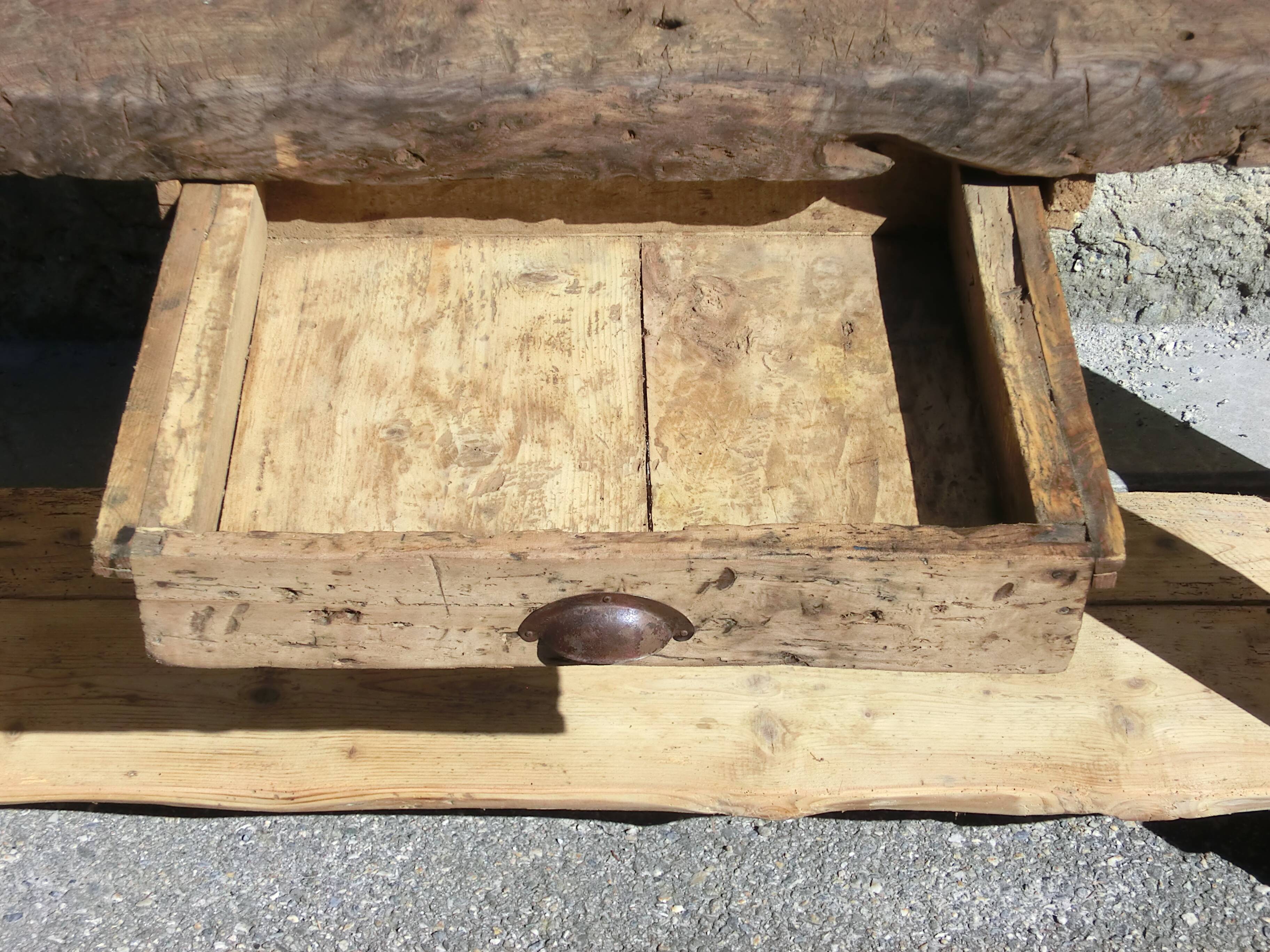 Very old oak carpenter's workbench - A charming piece of trade furniture.