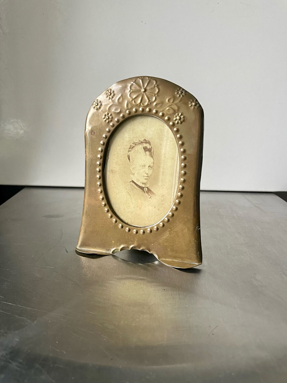 Picture frame in brass art nouveau