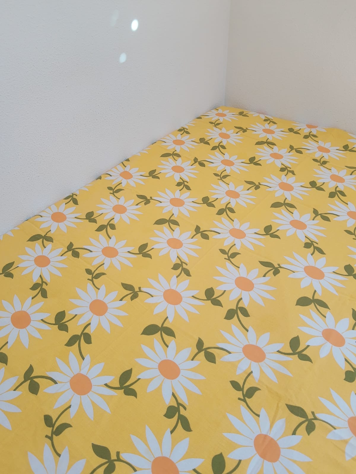 Set yellow tablecloth marguerite pattern and 8 vintage napkins