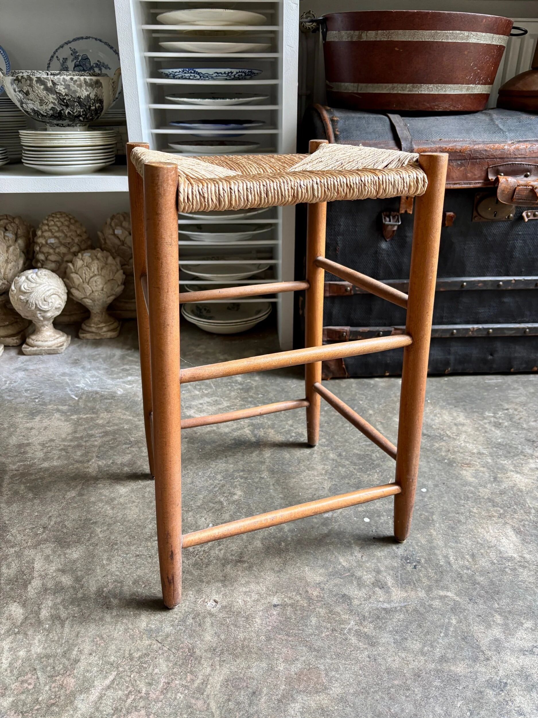 Tabouret haut en paille tressée et bois