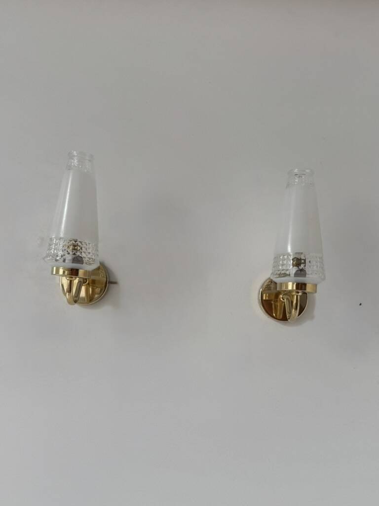 Pair of vintage wall lights in glass and brass, France, 1970.