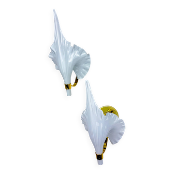 Paire de appliques murales en forme de feuille de "Calla Lily" italienne, en verre de Murano et laiton doré, vers les années 1970.