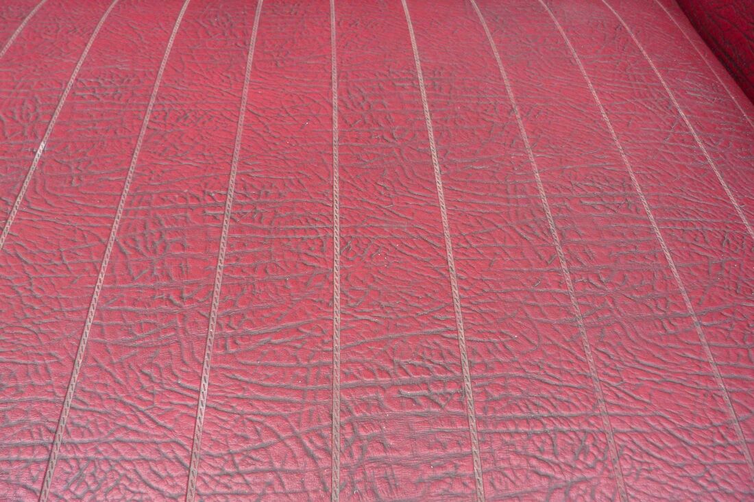 Sofa vintage red leatherette convertible