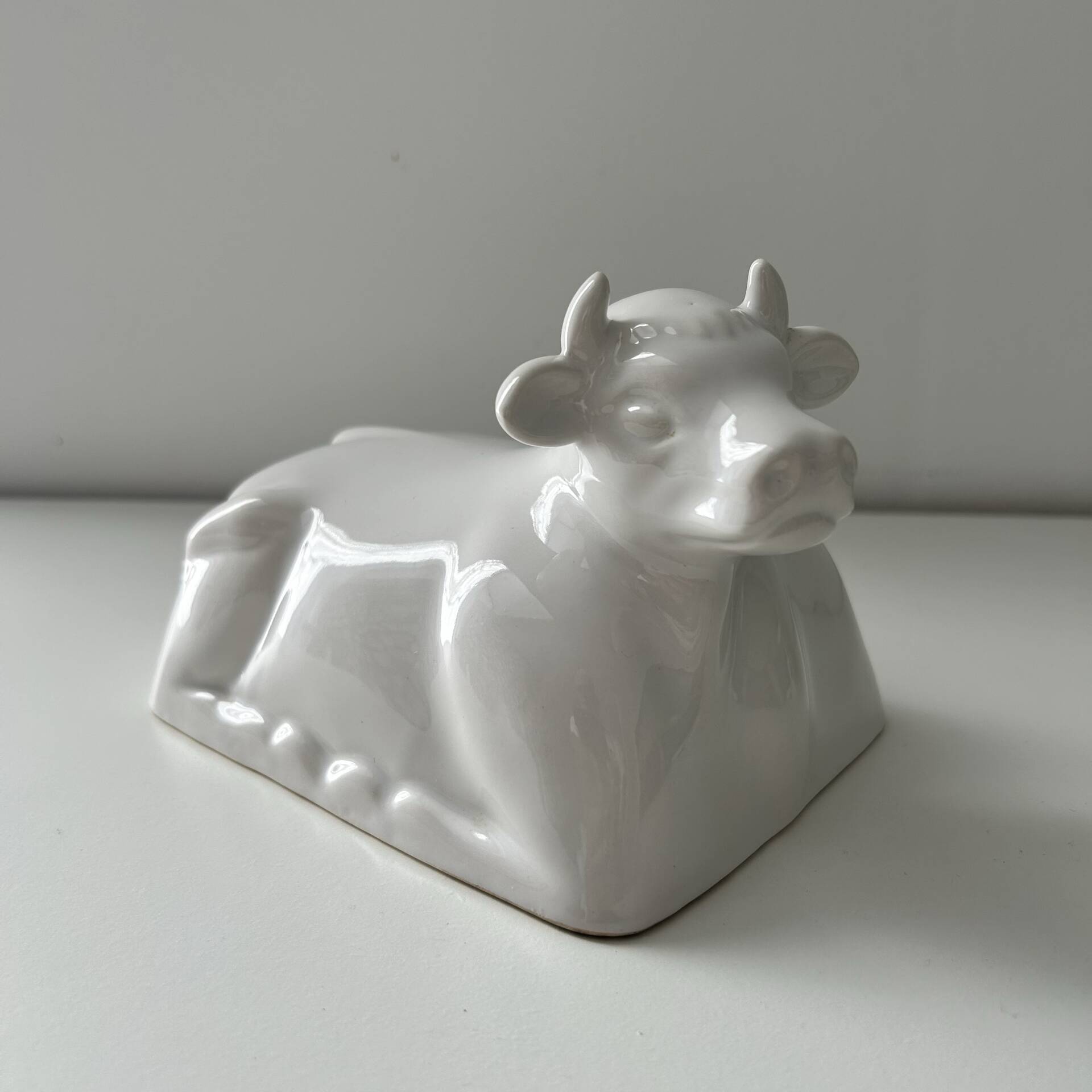 Cloche à beurre en porcelaine