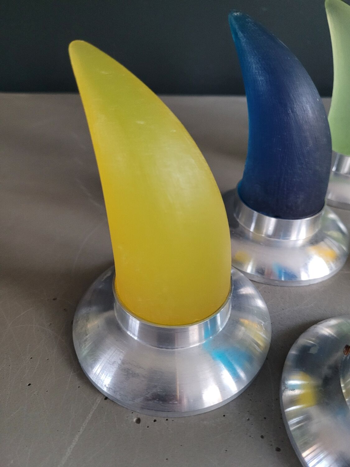 6 vintage horn coat hooks in resin and aluminium