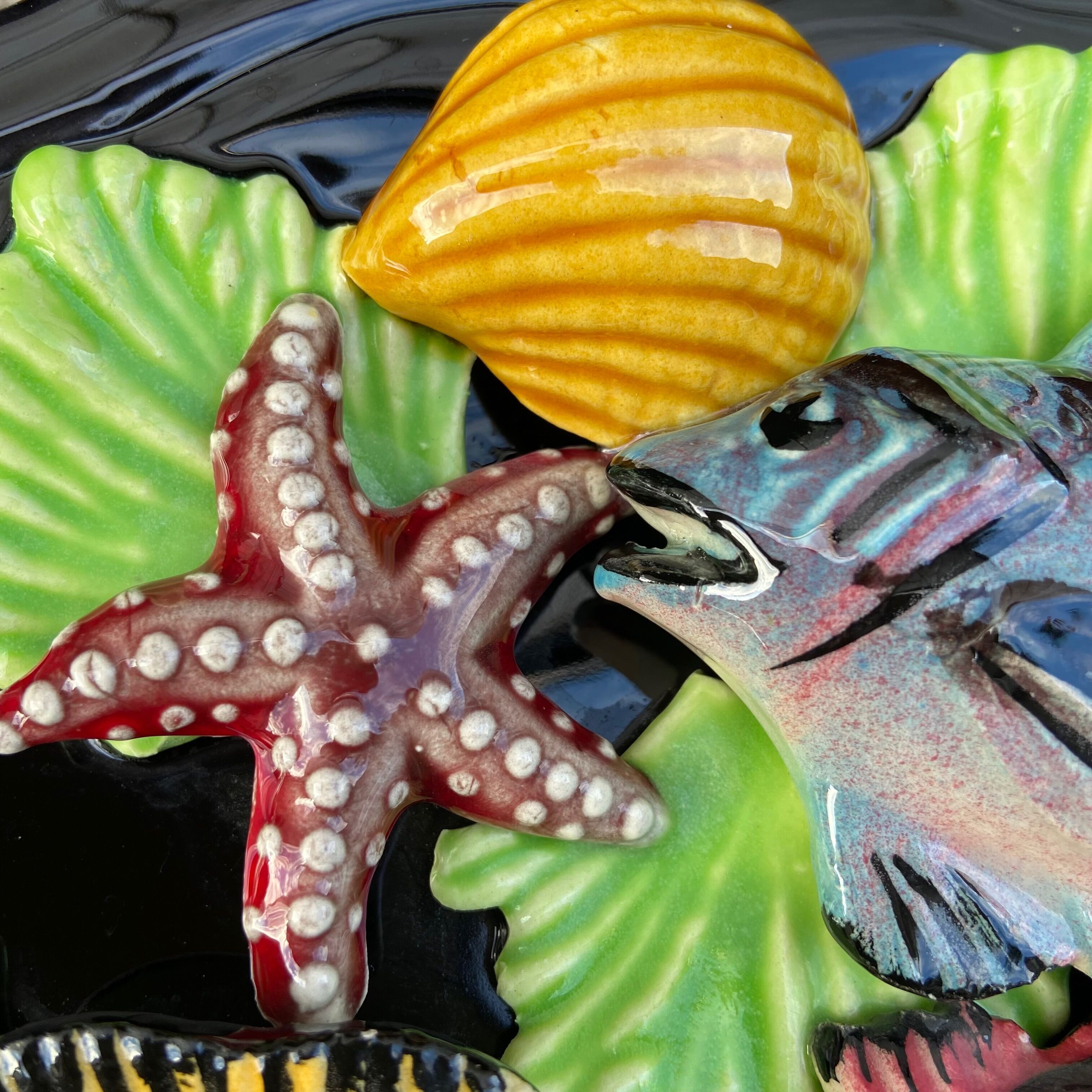 Decorative plate in slurry-decoration fish