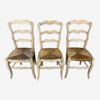 Trois chaises en bois naturel assise paillée