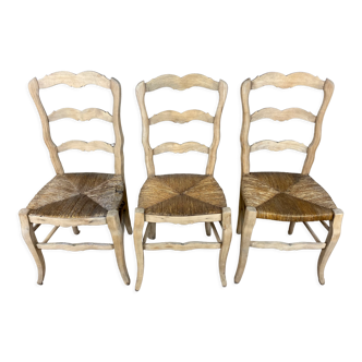 Trois chaises en bois naturel assise paillée