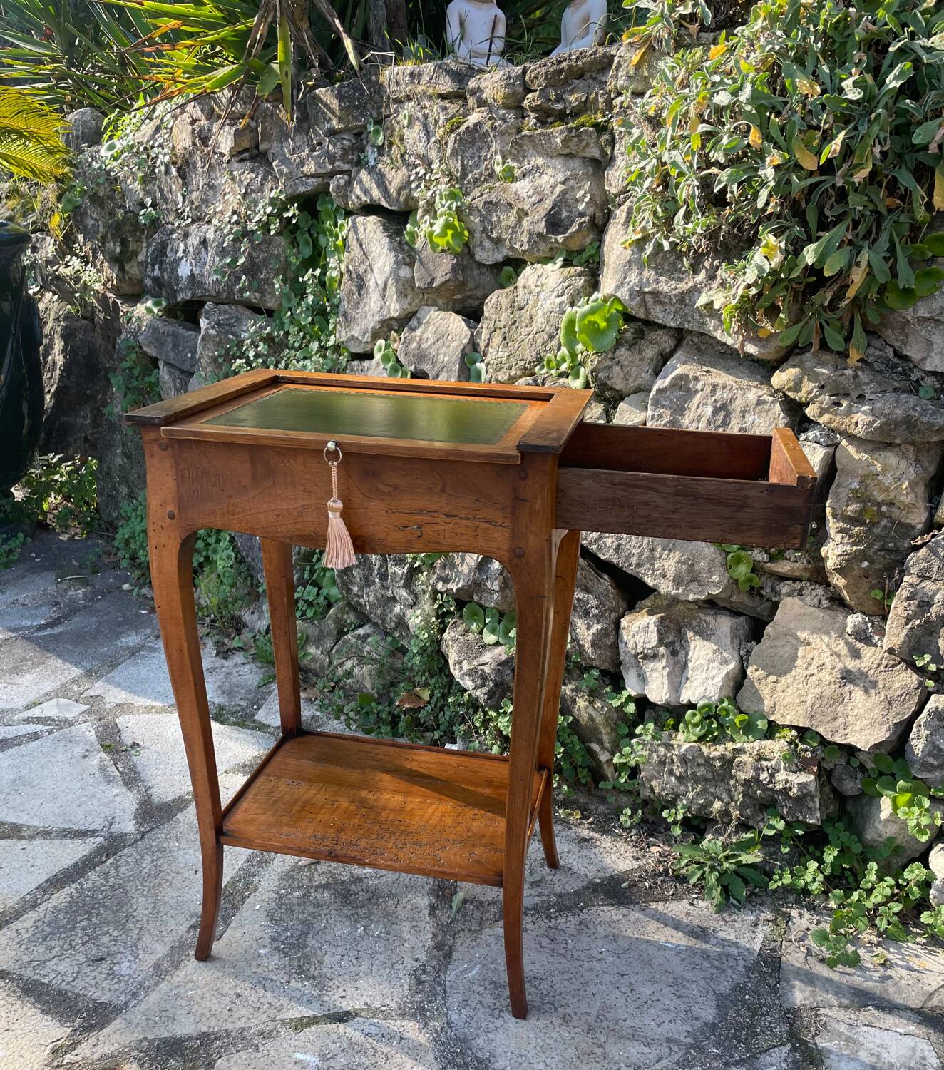 Small Louis XV period writing table in Walnut. 18th Century Period