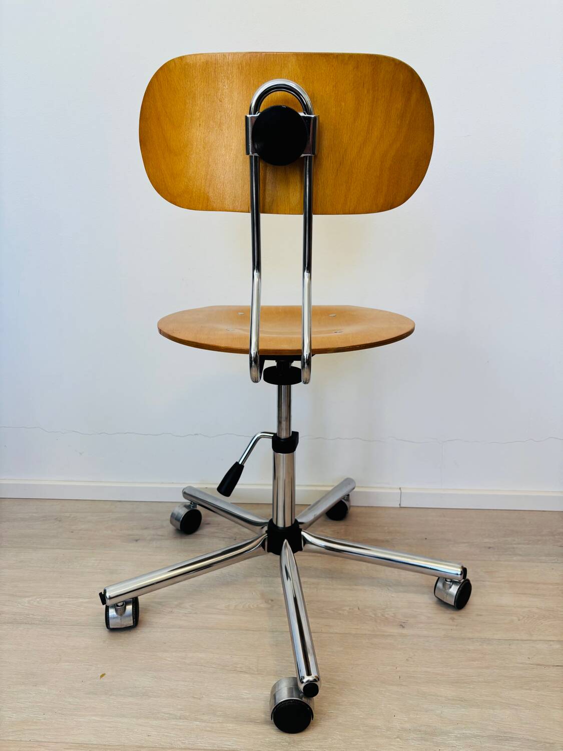 Chaise de bureau industrielle vintage en bois Kovona, Tchécoslovaquie, années 1970