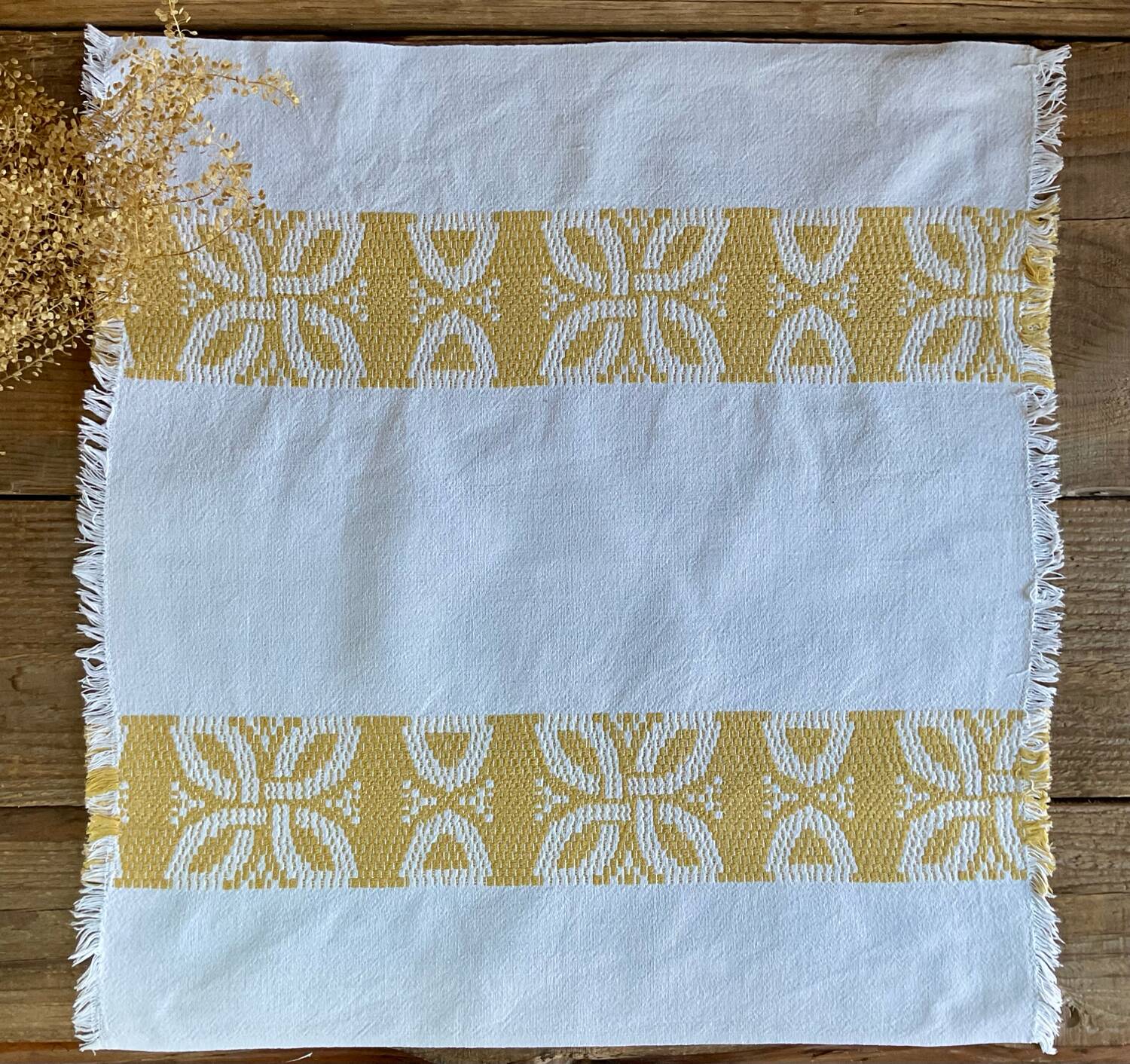 4 vintage napkins